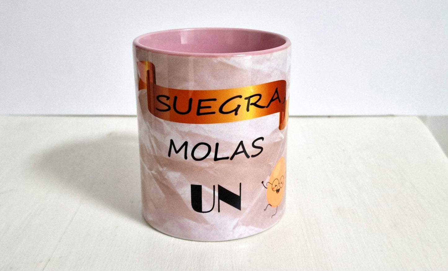 TAZA CON FRASE SUEGRA MOLAS UN HUEVO